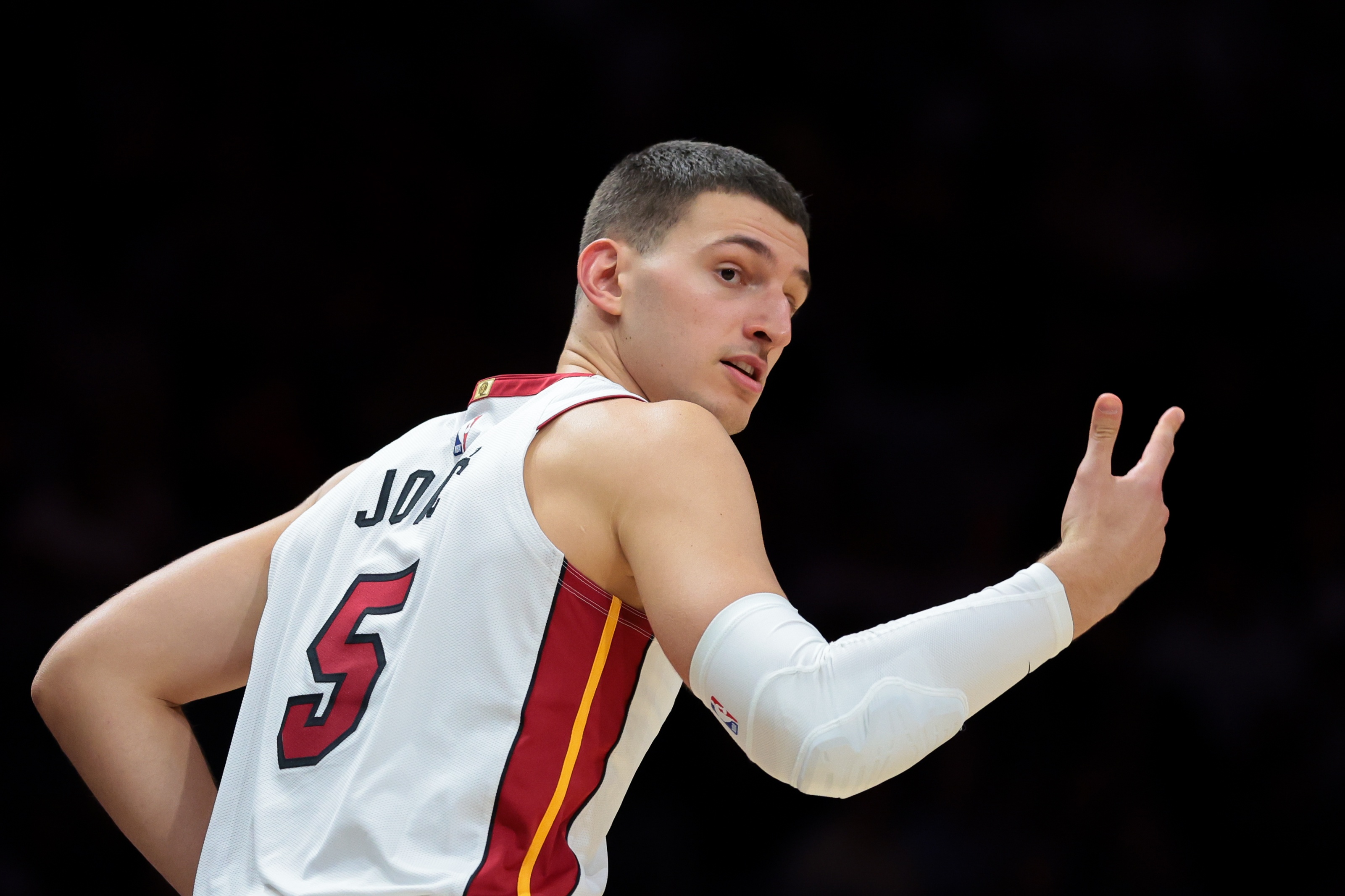 开云登录入口地址-三分7中1！斯波：希望约维奇打得更果断更有自信 必须展现出韧性